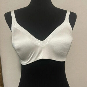 Warner's Women's Back To Smooth Wire-Free Contour Bra Size 36D Color White